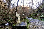 33 Un bianco angelo alato annuncia la Grotta della Madonna di Lourdes